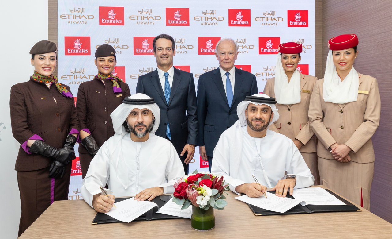 Delegates of Etihad Airways and Emirates sign interline agreement.