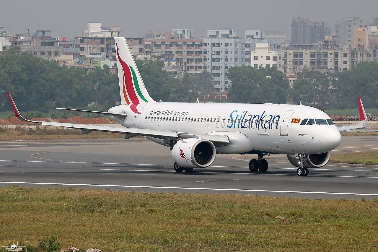 A SriLankan Airlines Airbus A320 on the taxiway.