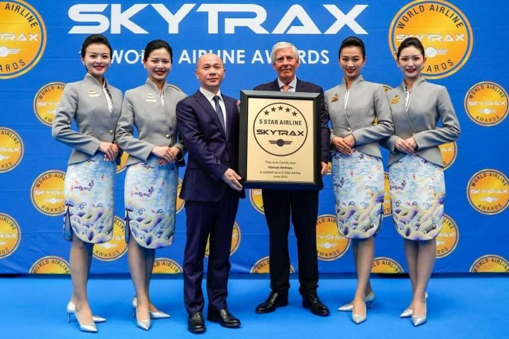 Hainan Airlines staff accept SKYTRAX award.
