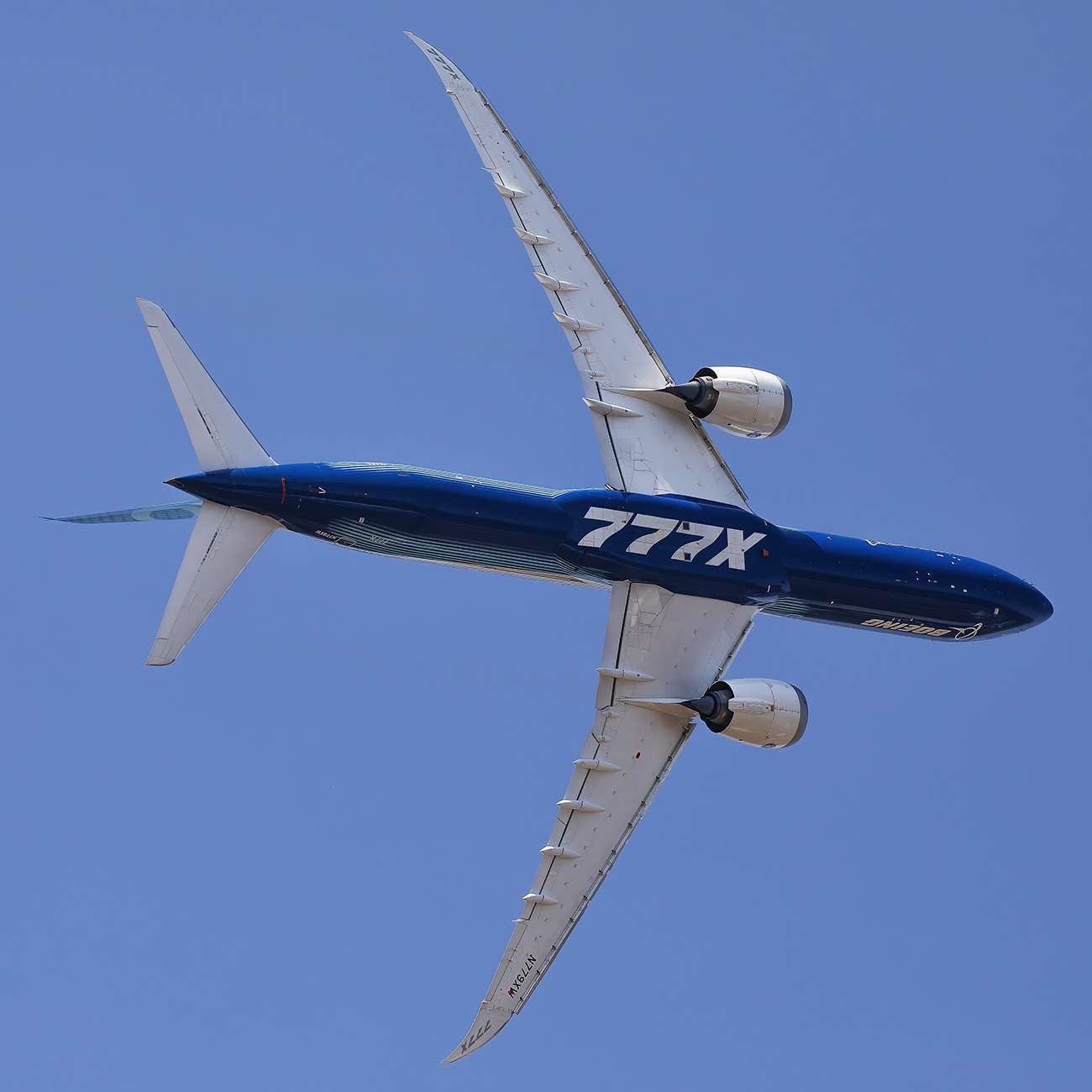 Amazing Video of Boeing 777X in Le Bourget for #PAS23