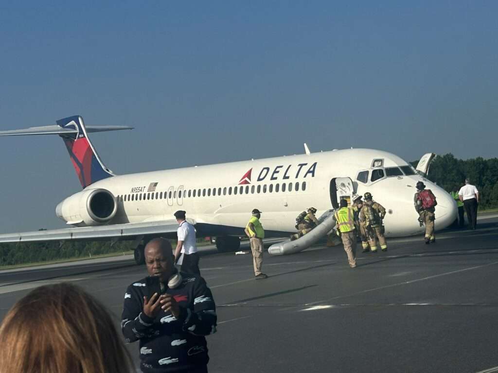 Delta Air Lines Boeing 717 with nose gear collapsed on the runway at Charlotte Douglas Airport.