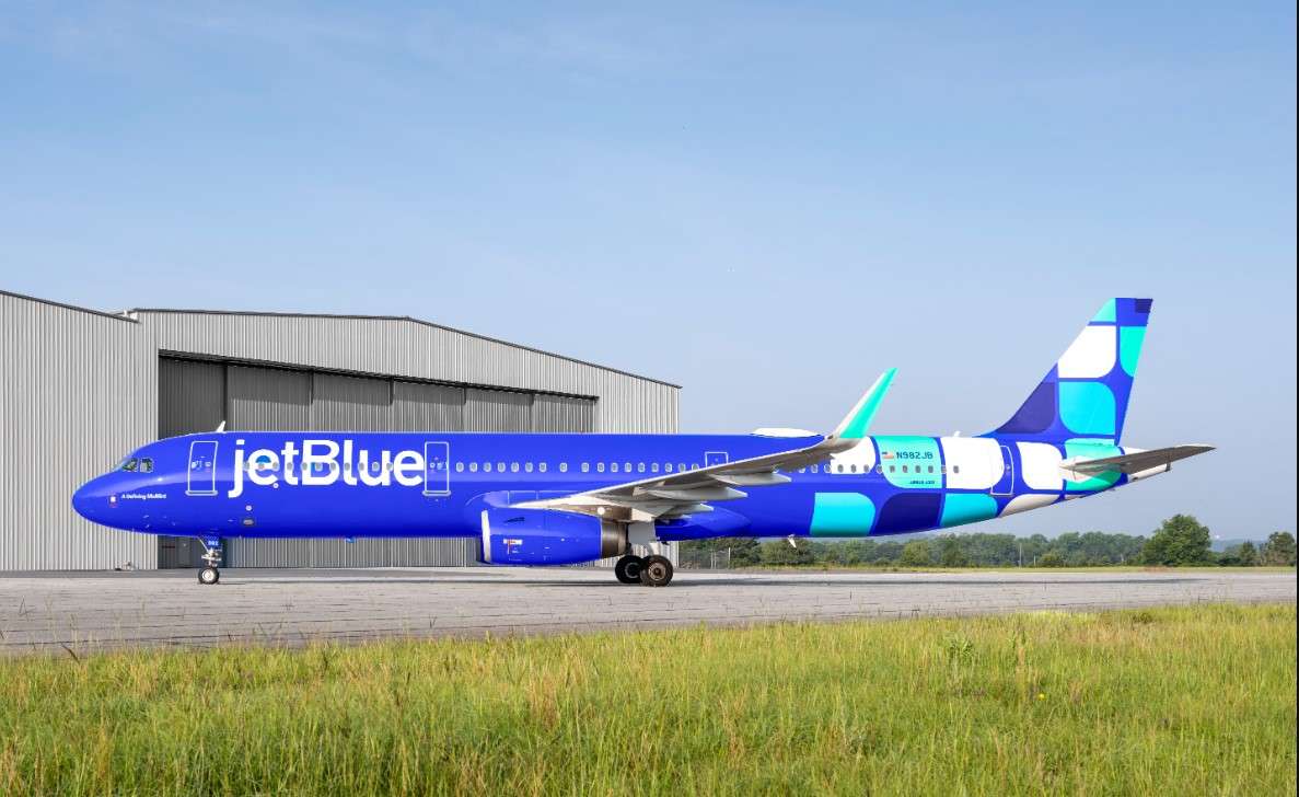 A JetBlue A321 in new paint livery.