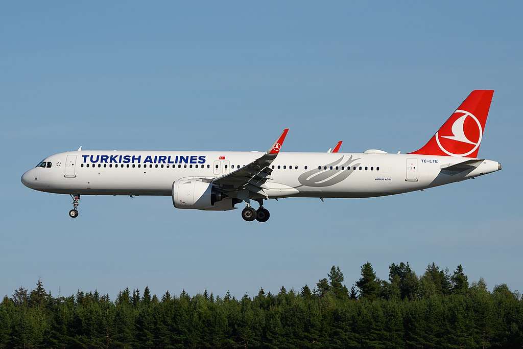 A Turkish Airlines A321neo approaches to land.