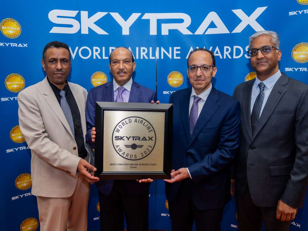 flynas officials receive Skytrax award.