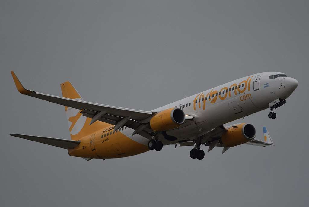 A FlyBondi Boeing 737 approaches to land.