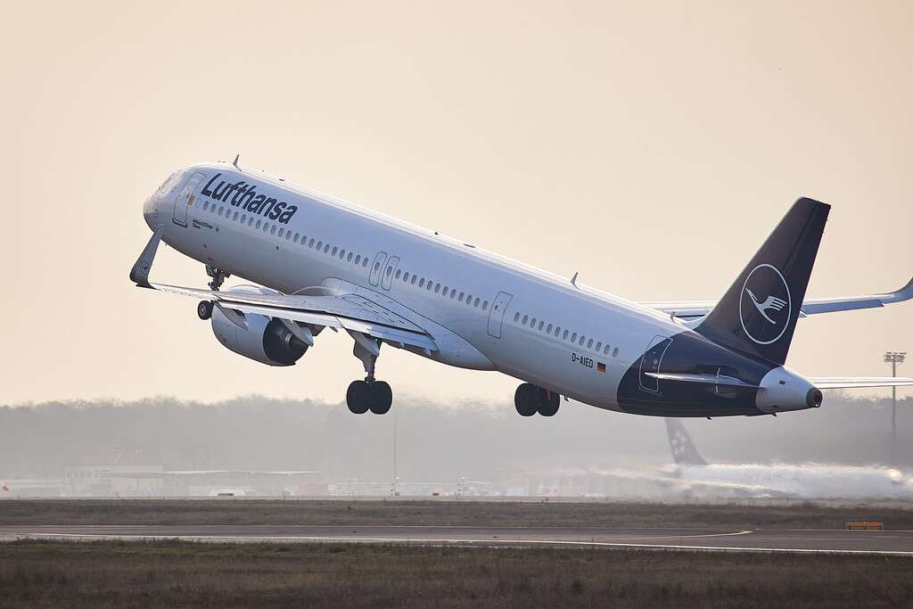 A Lufthansa A320neo climbs out after takeoff.