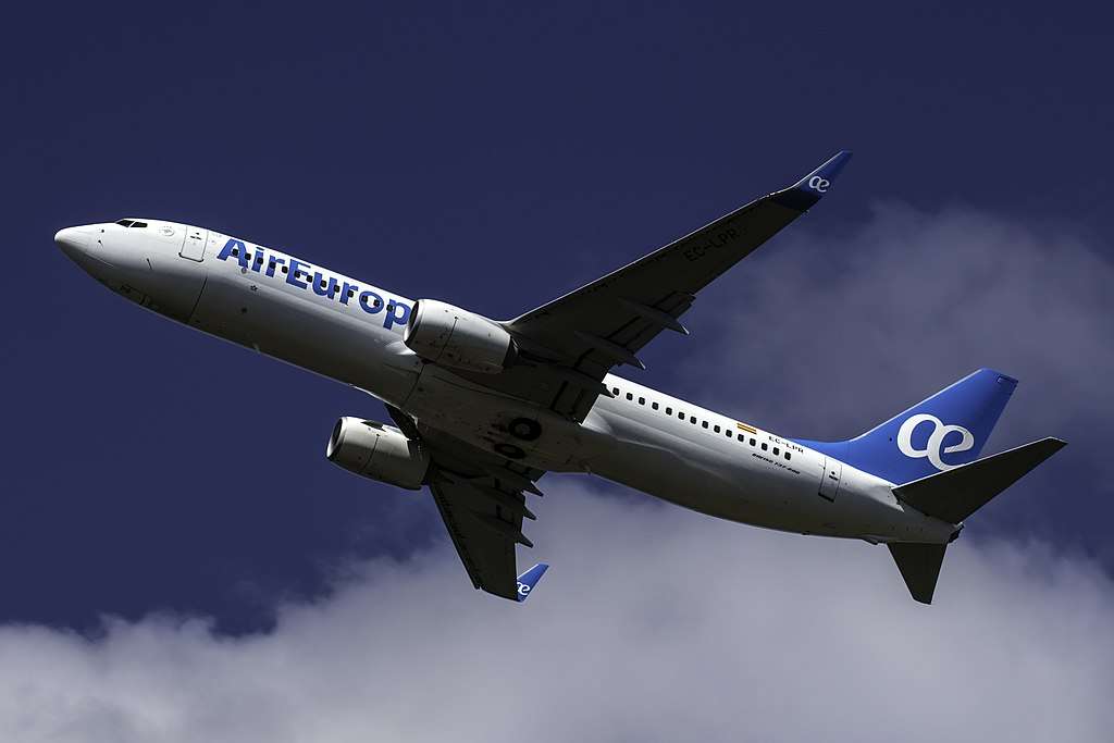 An Air Europa Boeing climbs overhead.