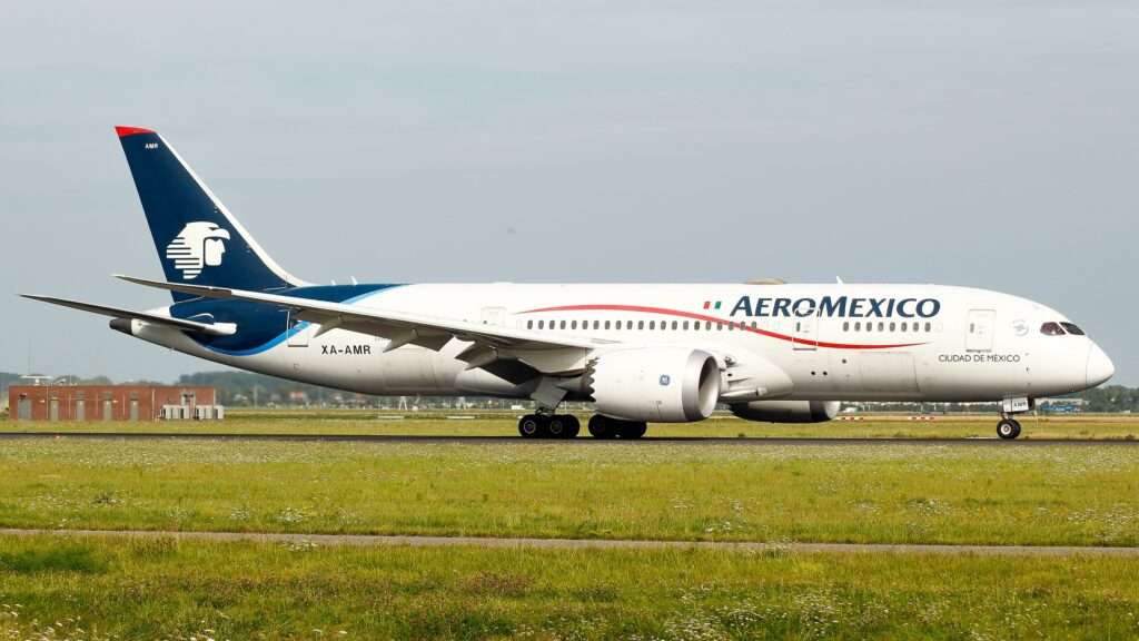 An AeroMexico Boeing 787 on the taxiway.