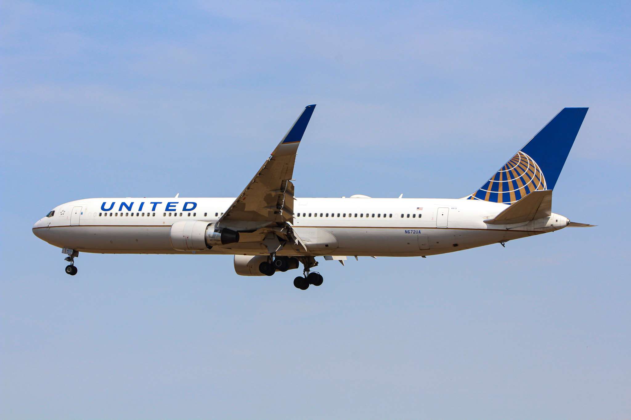 United Airlines Flight Chicago to Zurich Suffers Engine Fire