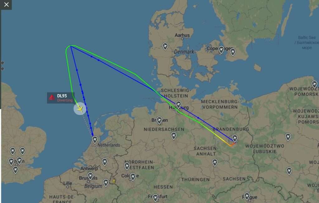 Flight track of Delta flight DL93 to New York, showing diversion to Amsterdam.