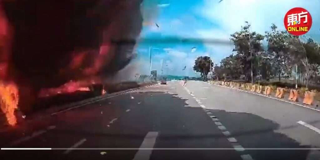 Dash cam footage of jet crash in Elmina, Shah Alam.