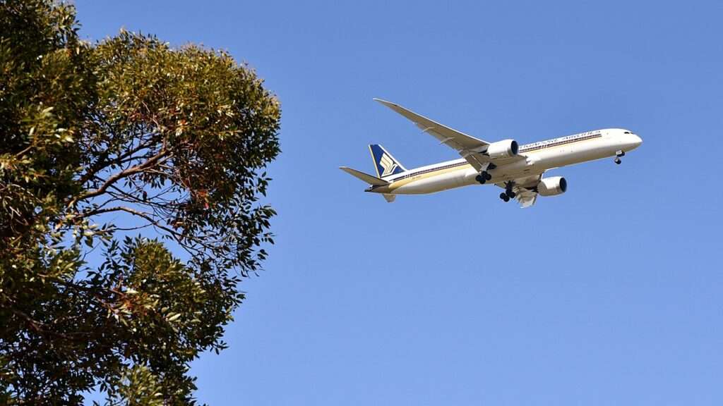 A Singapore Airlines Boeing 787 approaches to land in Perth.