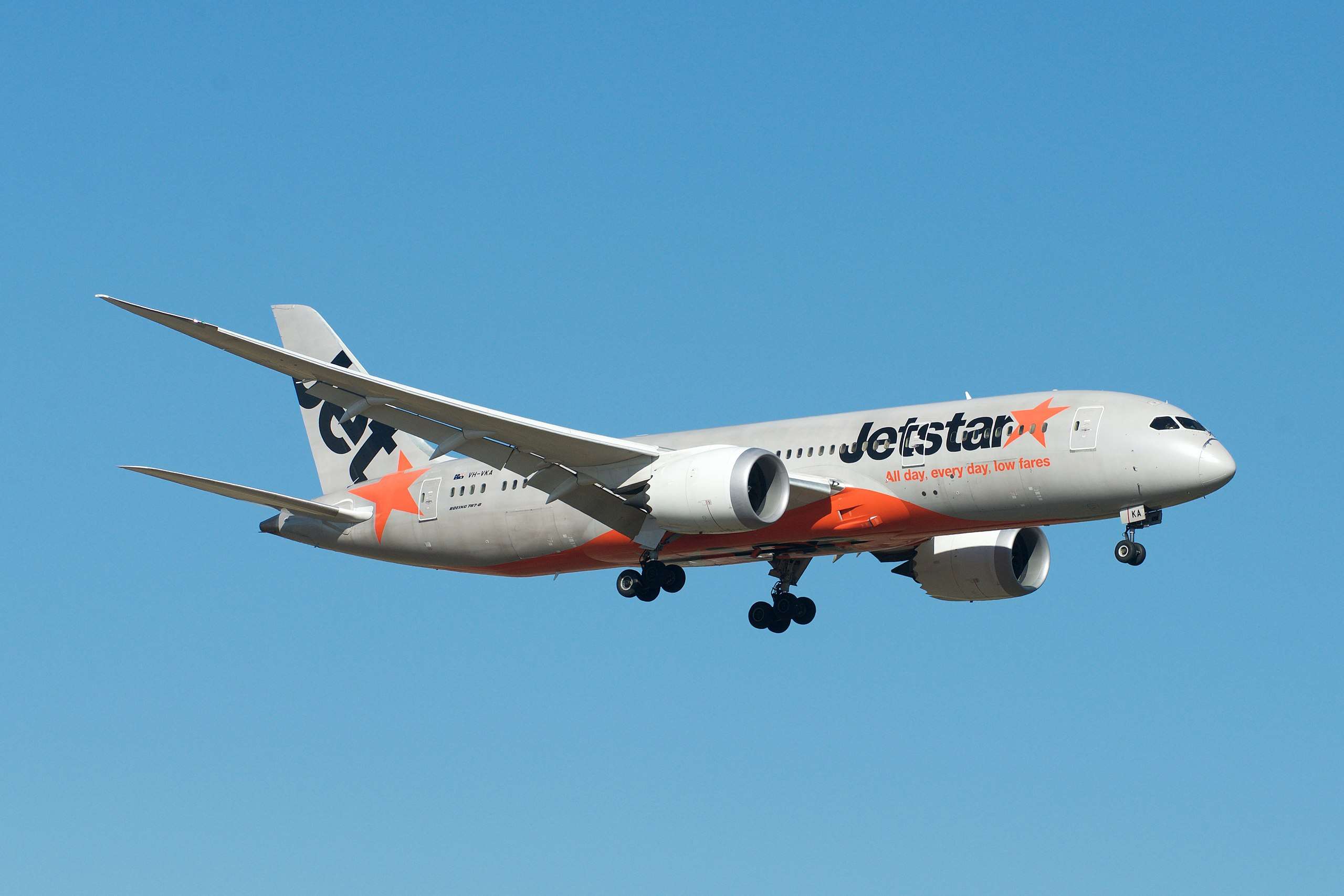 Cracked Windscreen: Jetstar 787 Stuck in Guam For A Week