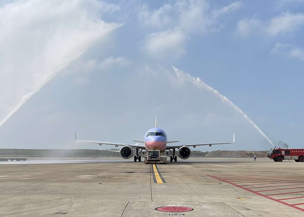 A China Airlines A321neo receives a water cannon salute in Kumamoto.
