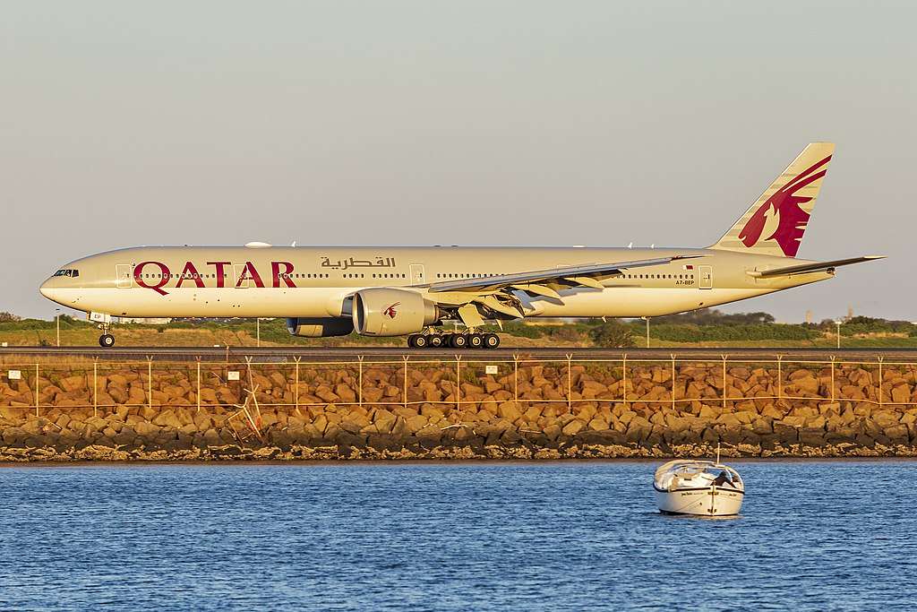 A Qatar Airways Boeing 777 taxis at Sydney.
