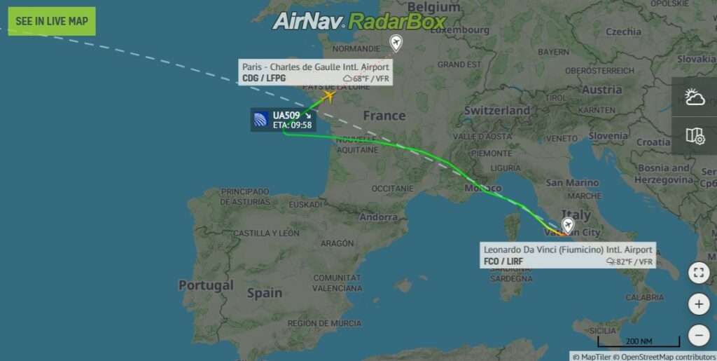 Flight track of United Airlines UA509 from Rome to New York showing diversion to Paris.