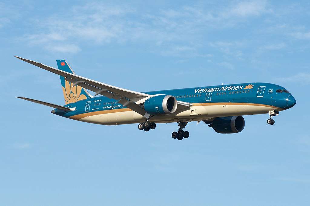 A Vietnam Airlines 787-9 approaches to land.