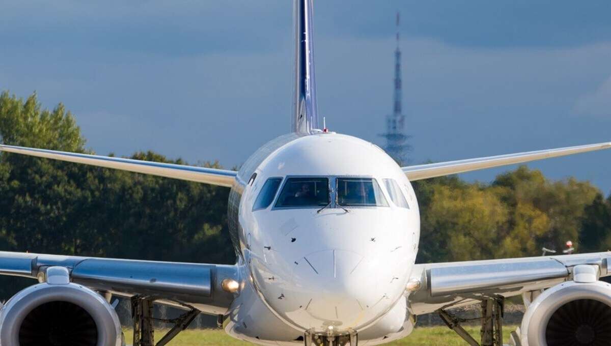 Frontal view of Embraer E190