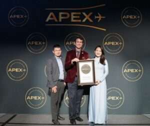 Vietnam Airlines delegates accept 2024 APEX award