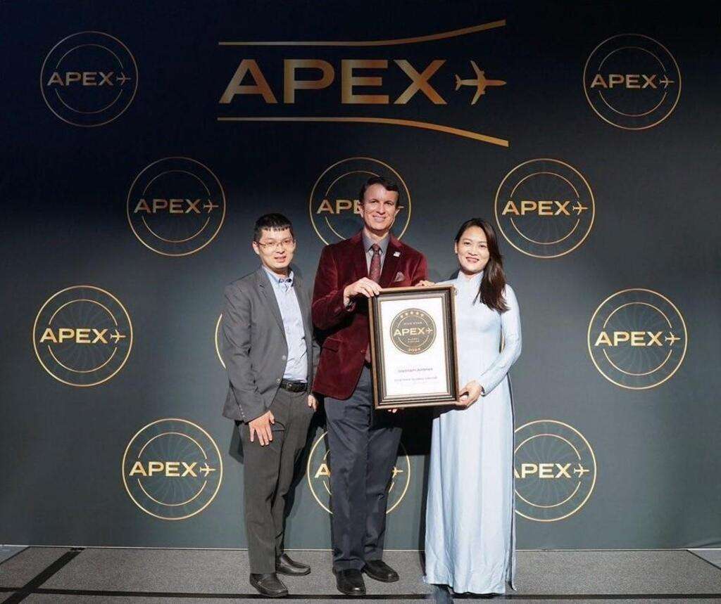Vietnam Airlines delegates accept 2024 APEX award