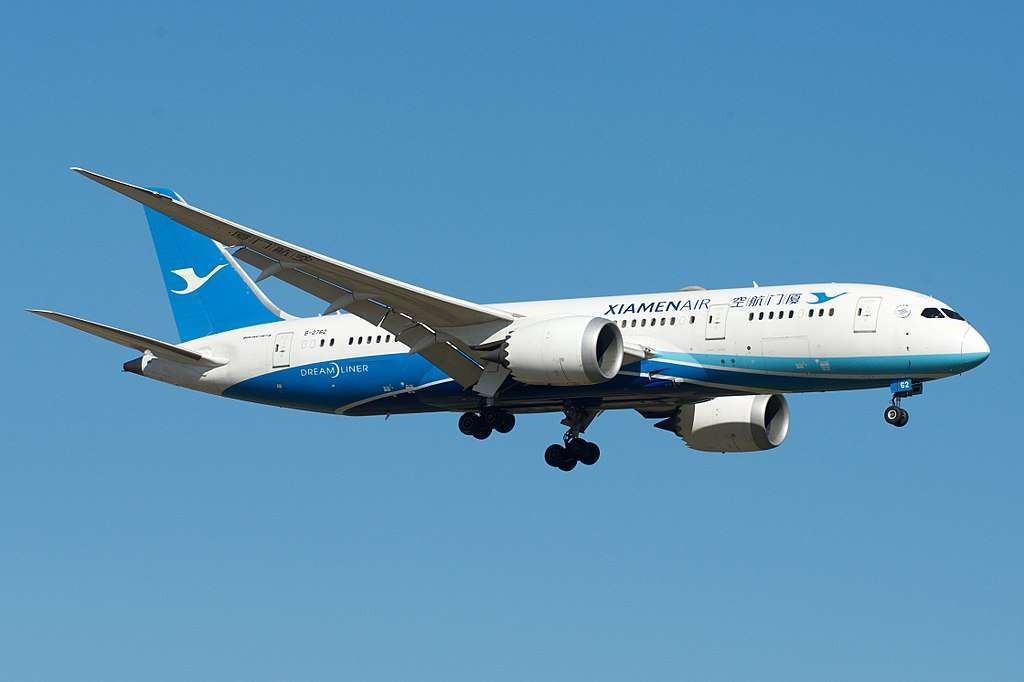 A Xiamen Airlines Boeing 787 approaches to land.