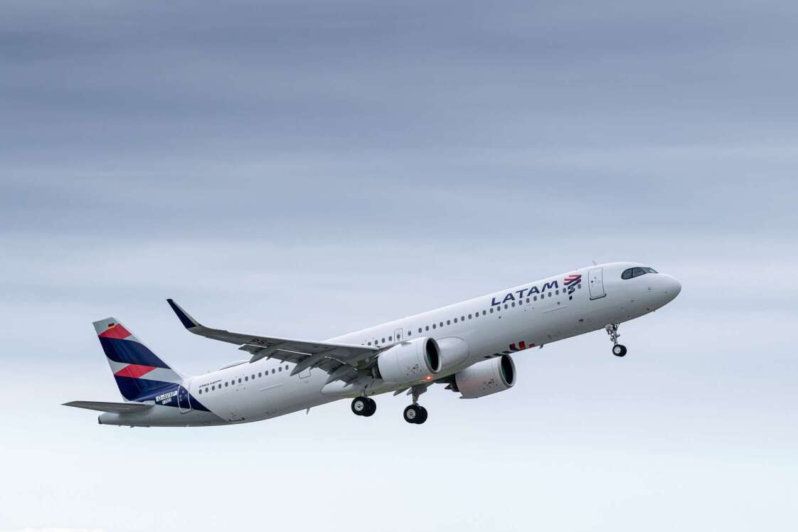 A LATAM Airlines A321neo in flight.