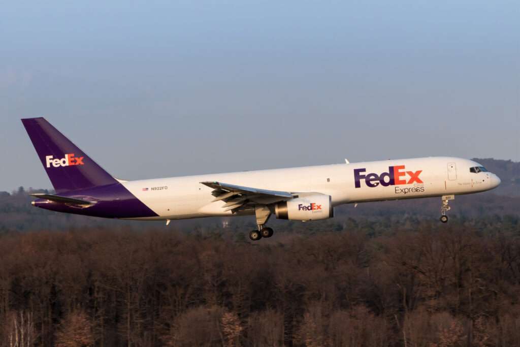 In the early hours of this morning UK time, a FedEx Boeing 757 overran the runway in Chattanooga, Tennessee following an issue after departure.