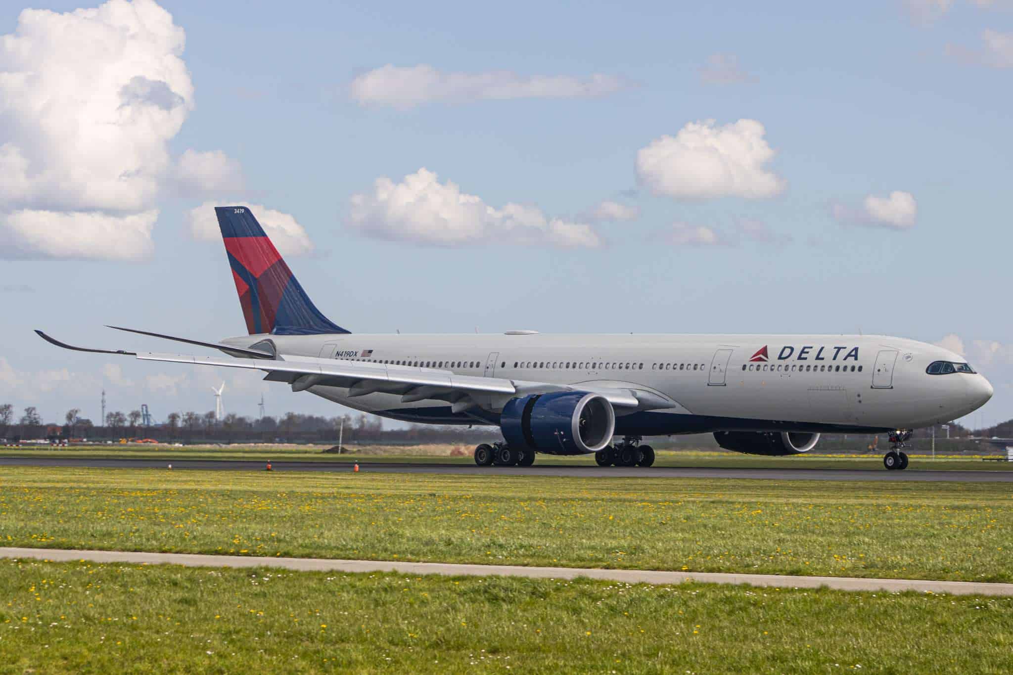In the early hours of this morning, a Delta Airbus A330neo from New York to Amsterdam declared an emergency and diverted to London Heathrow.