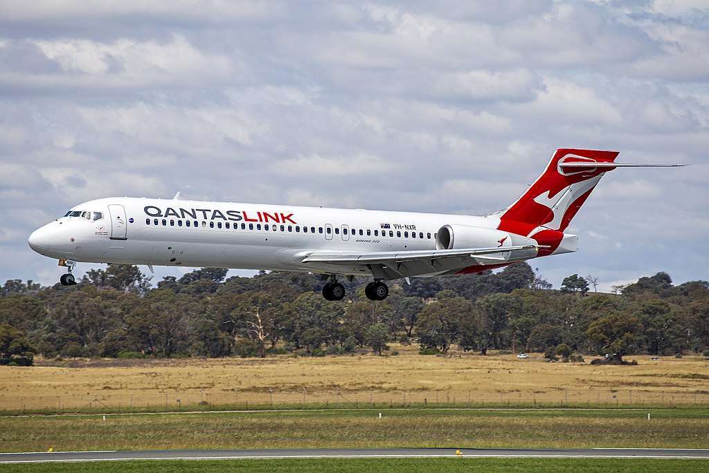 A QantasLink Boeing 717 lands in Canberra.