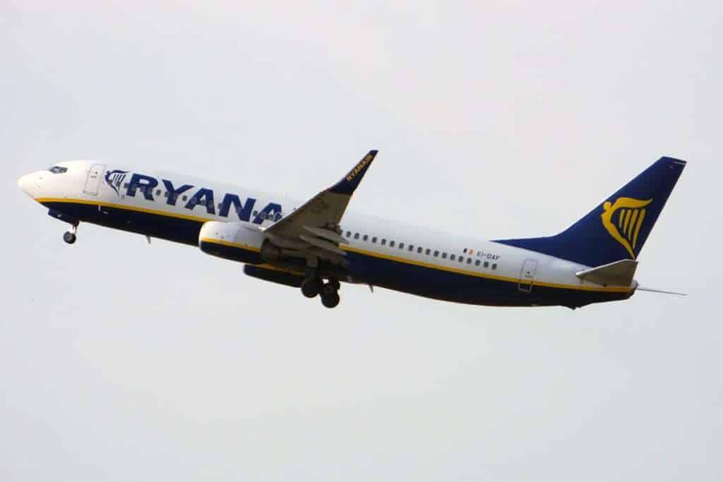 Ryanair Flight Tenerife-Liverpool Diverts to Faro With Problem