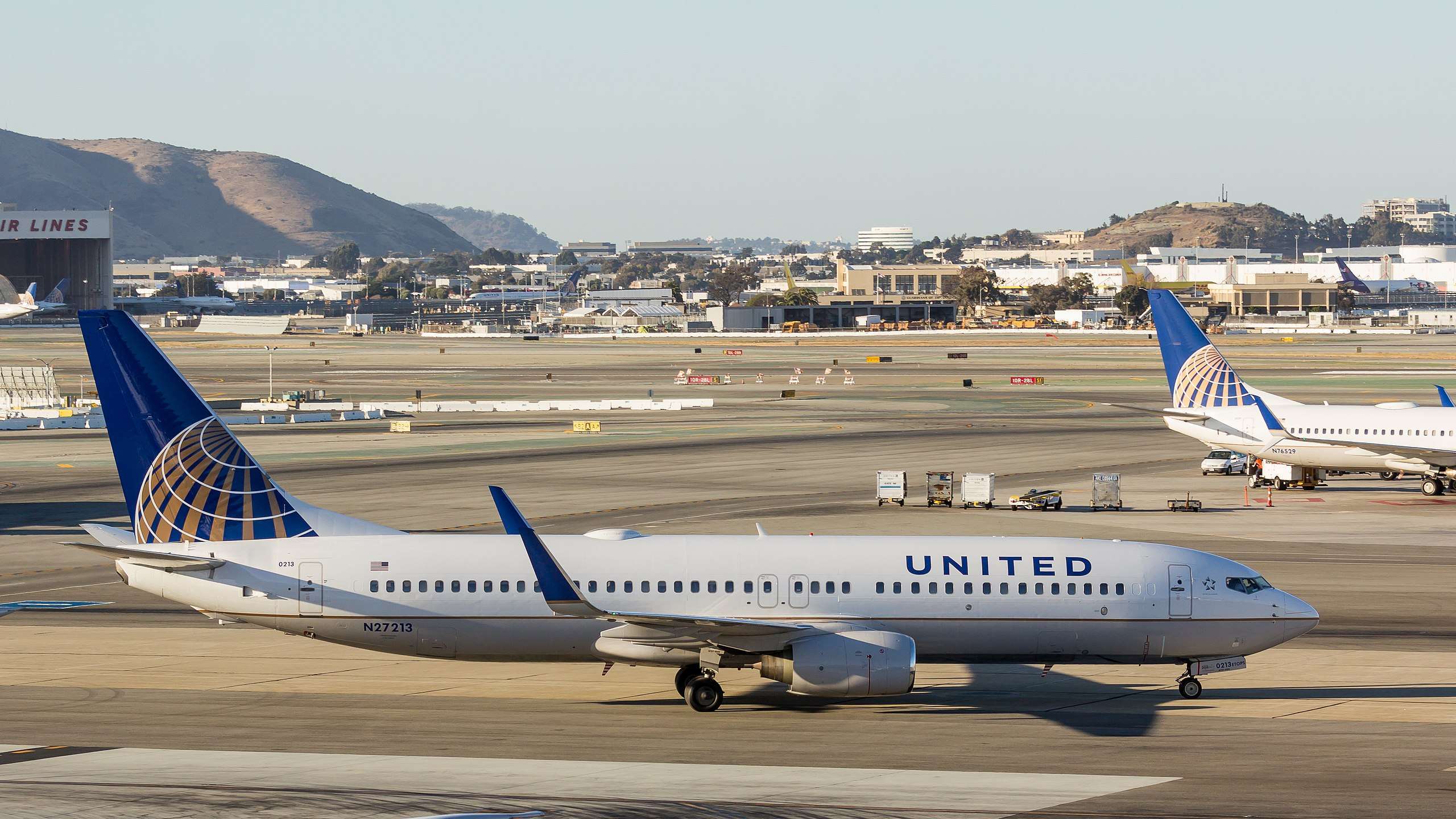 A United Airlines Boeing 737 at San Francisco SFO.