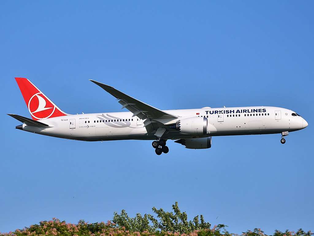 A Turkish Airlines 787 approaches to land.