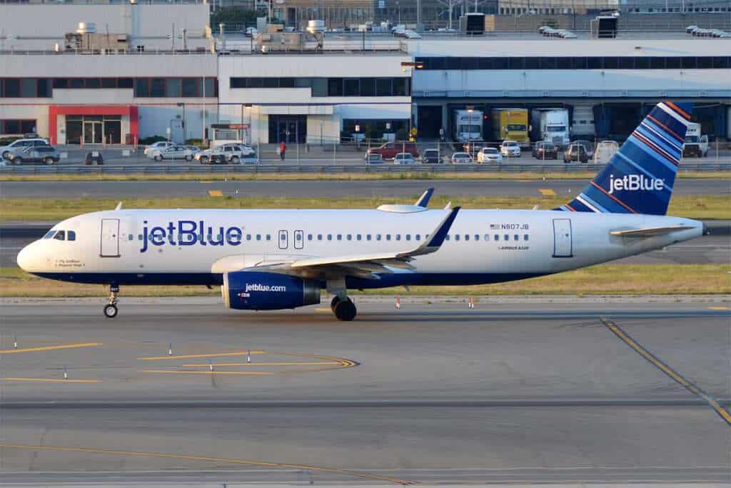 A JetBlue A320 on the runway.