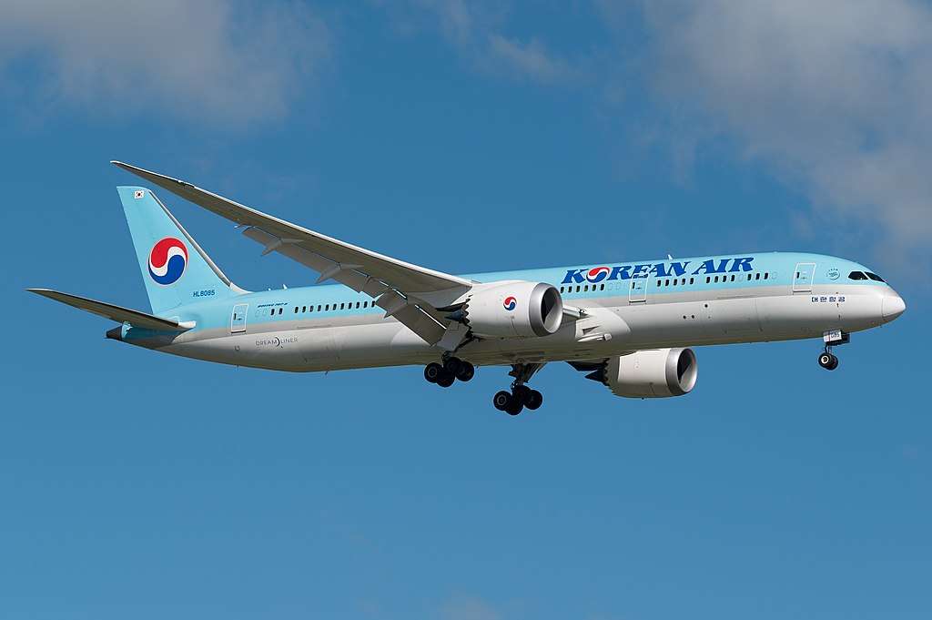 A Korean Air Boeing 787 in flight.