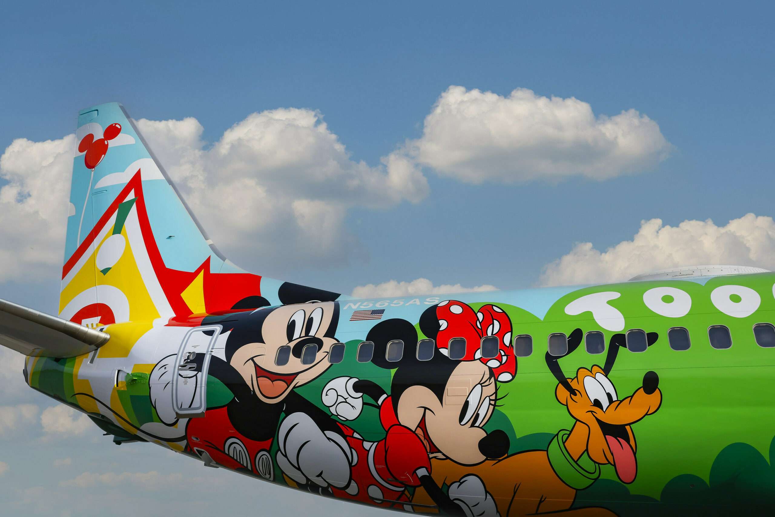 Alaska Airlines Paints 737 With New Disneyland-based Livery