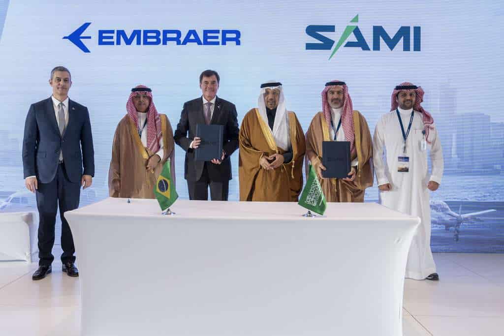 Embraer and SAMI delegates sign MoU in Saudi Arabia.