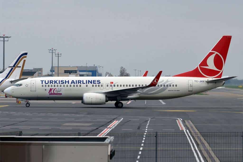Turkish Airlines Flight Istanbul-Shiraz Suffers Cracked Windshield