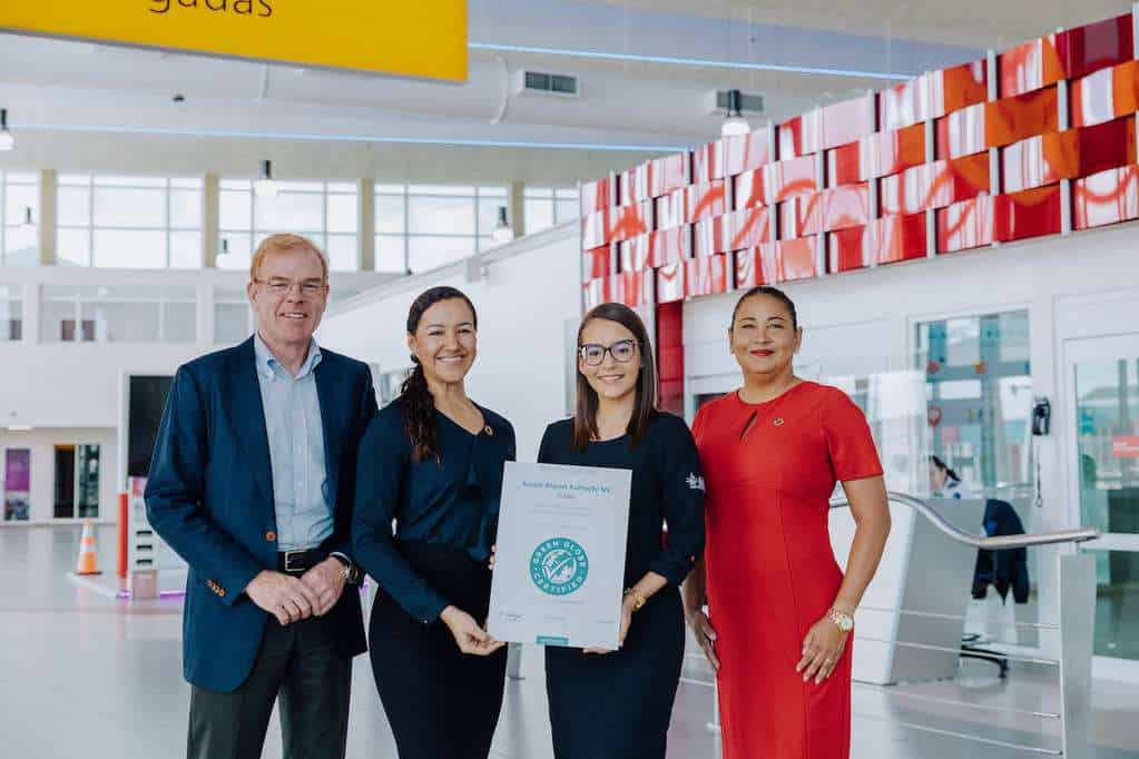 Aruba Airport staff with Green Globe award.