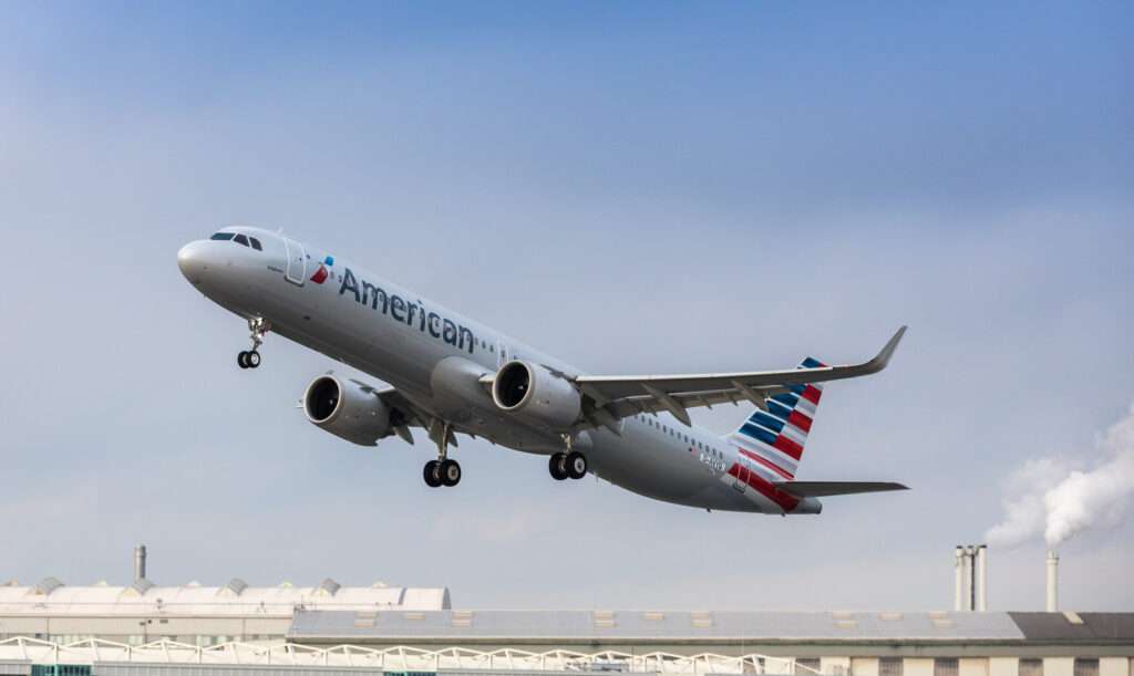 American Airlines Flight Miami-Chicago Hits Birds on Approach
