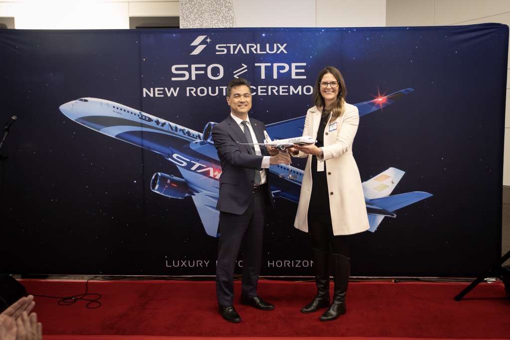 STARLUX officials celebrate launch of San Francisco flight services.