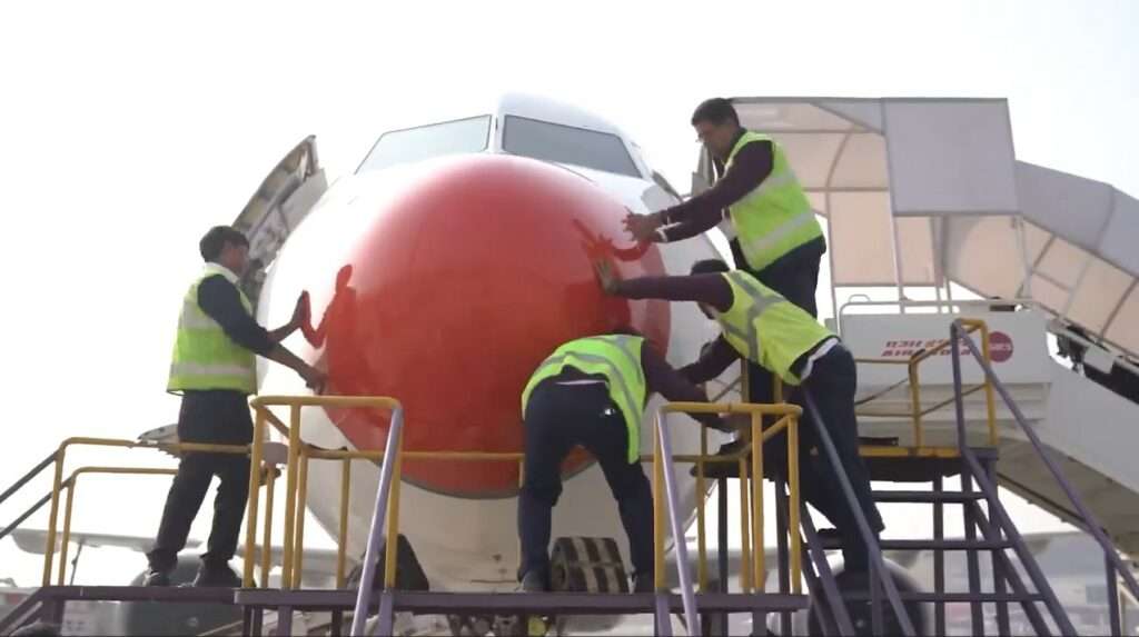 Vistara A321neo with a red nose.