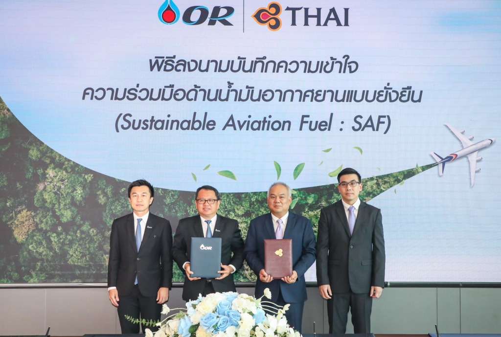 Officials of Thai Airways and PTT OR at signing ceremony.