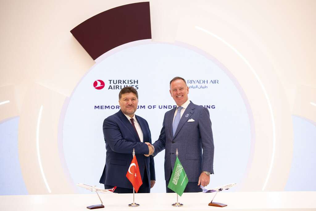 Turkish Airlines and Riyadh Air delegates shake hands on new agreement.