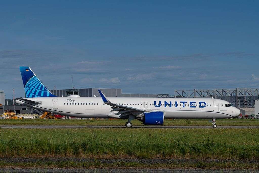 A United Airlines A321neo on the taxiway.