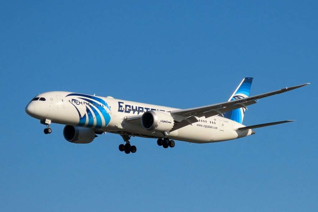 EgyptAir 787 Cairo-New York: Cracked Windscreen in Dublin
