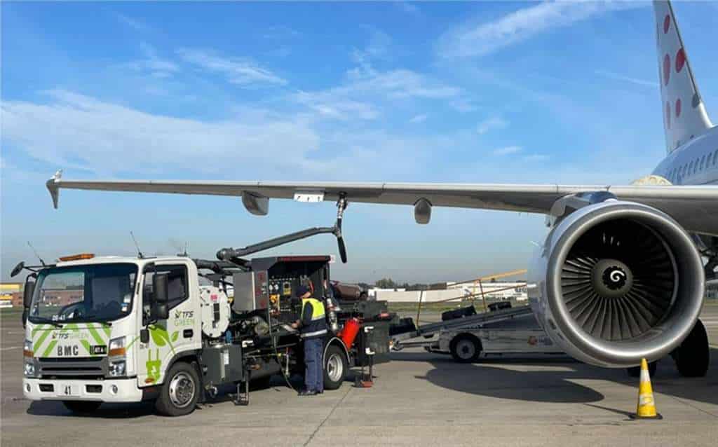 An aircraft is refuelled with SAF at Brussels Airport