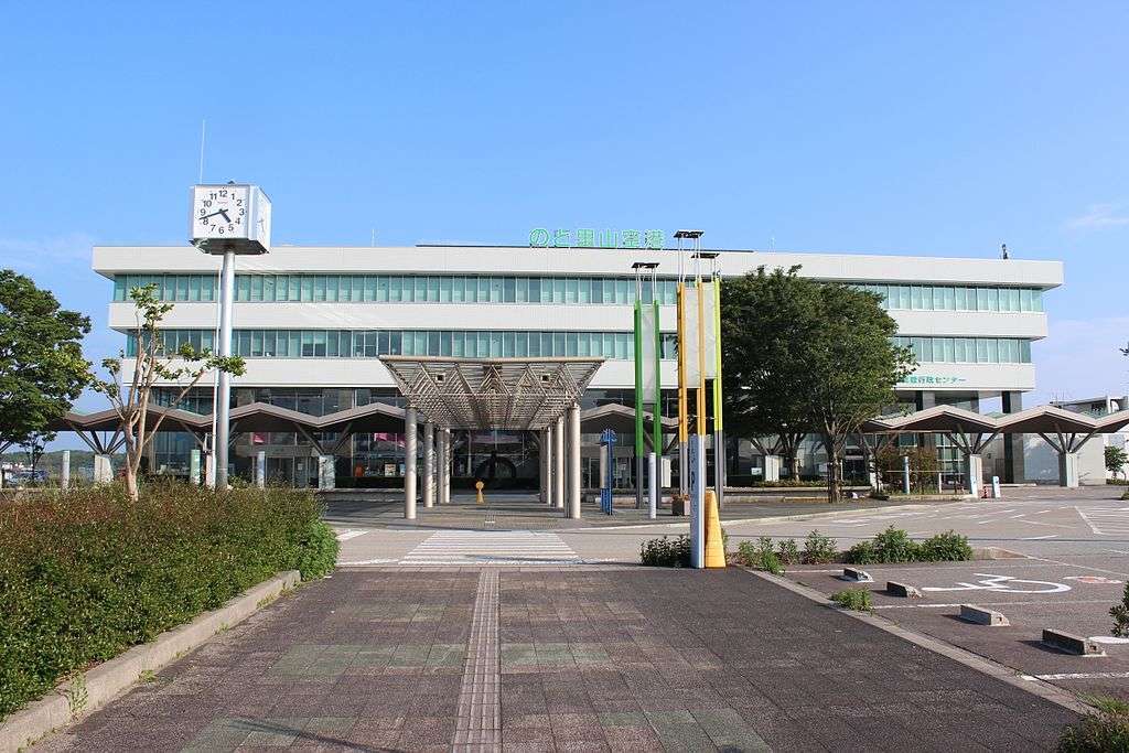 Exterior view of Noto Airport terminal.