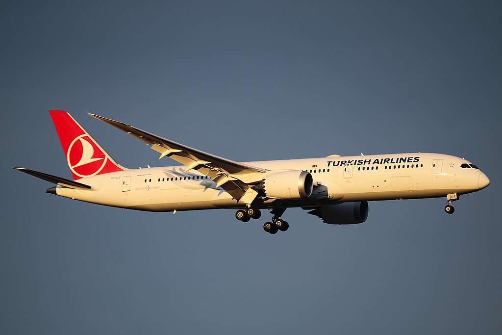 A Turkish Airlines 787 approaches to land.
