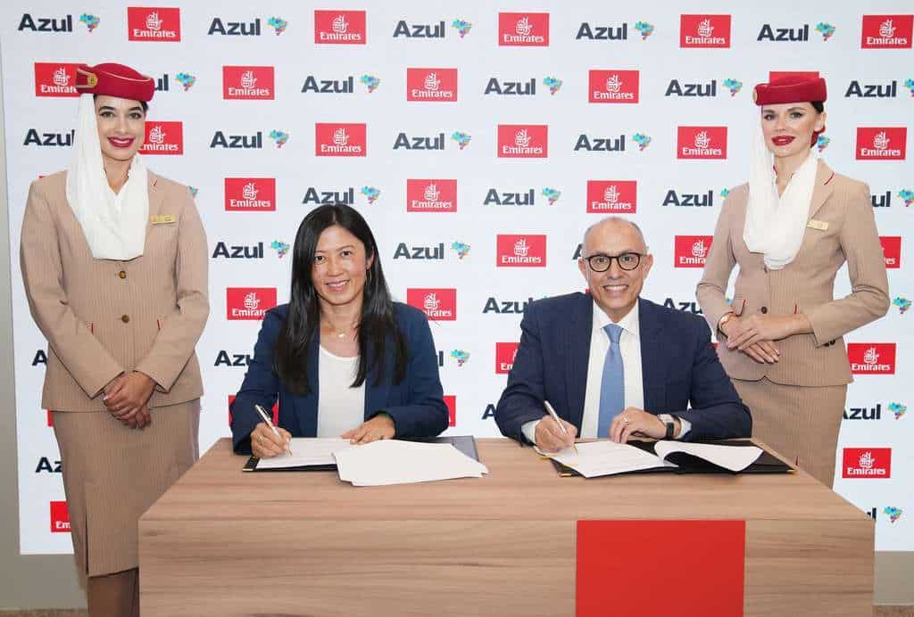 Emirates and Azul delegates sign agreement.