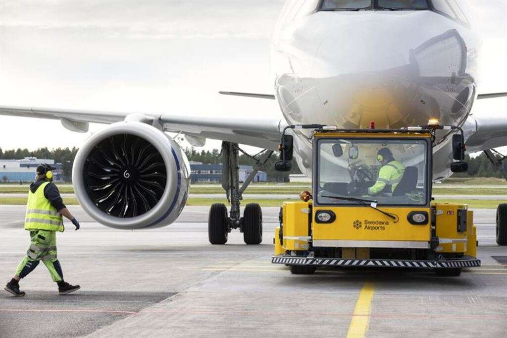 A Swedavia ground handler attends to an aircraft.